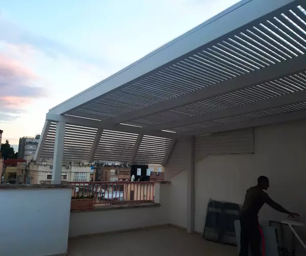 בניית פרגולת עץ במרפסת 2